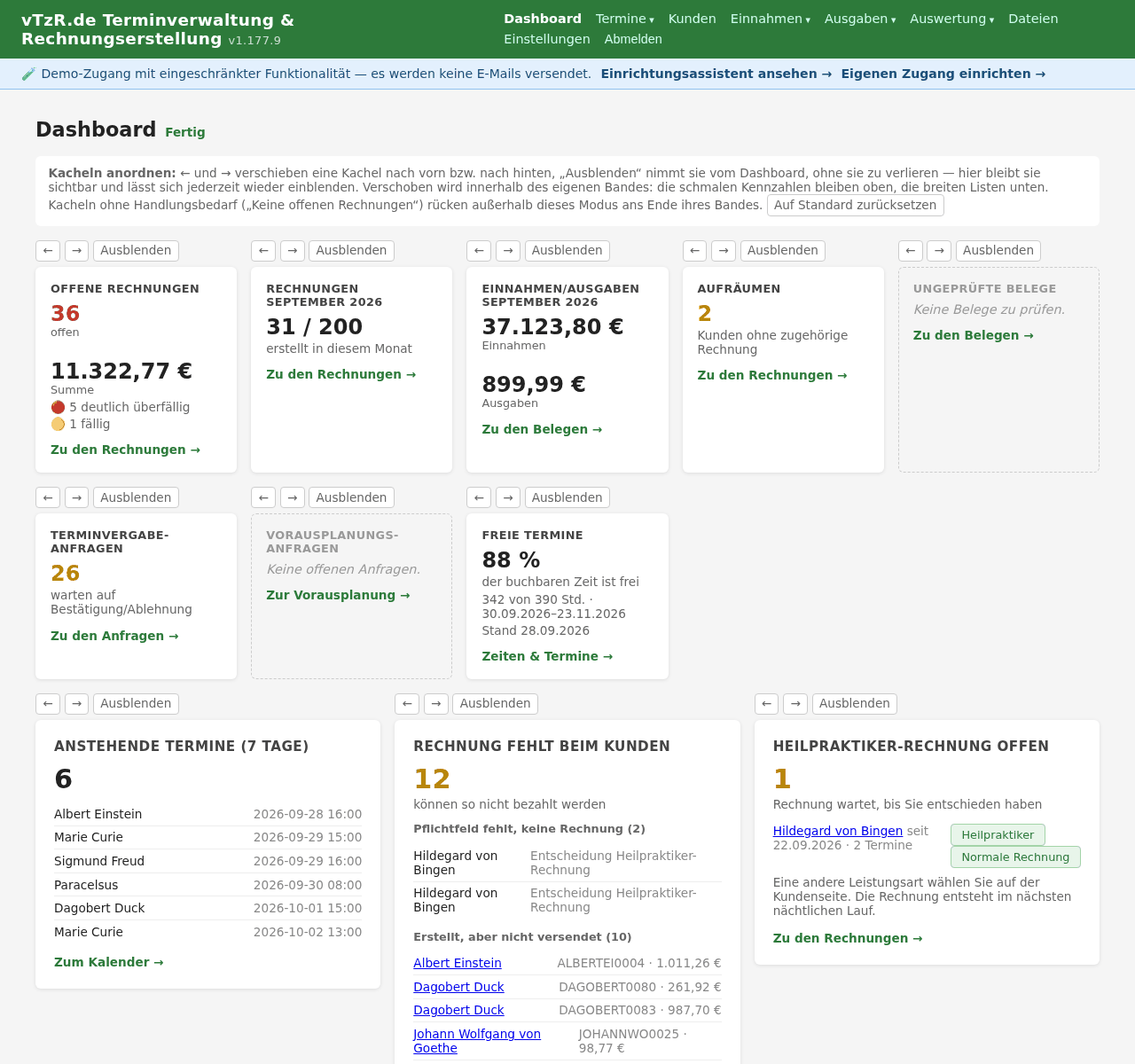 Dashboard im Bearbeitungsmodus: jede Kachel mit Pfeiltasten zum Verschieben und Ausblenden-Schaltfläche