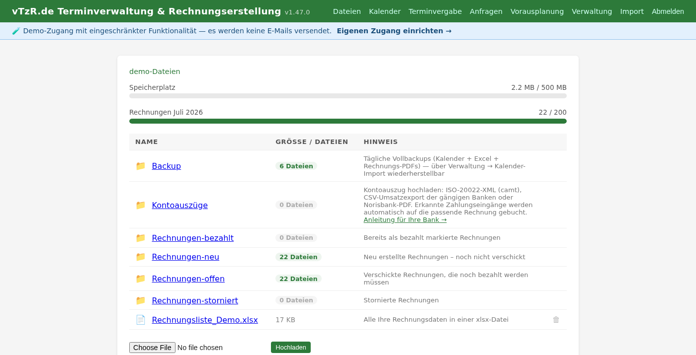 Datei-Browser mit Ordner „Kontoauszüge“, Upload-Feld, Format-Hinweis und Link zur Bank-Anleitung, daneben die Rechnungen-Ordner nach Status